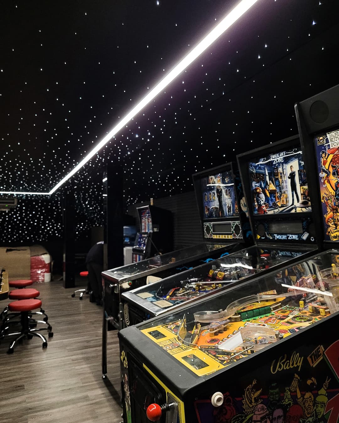 Cielorraso tensado con estrellas y lineas led