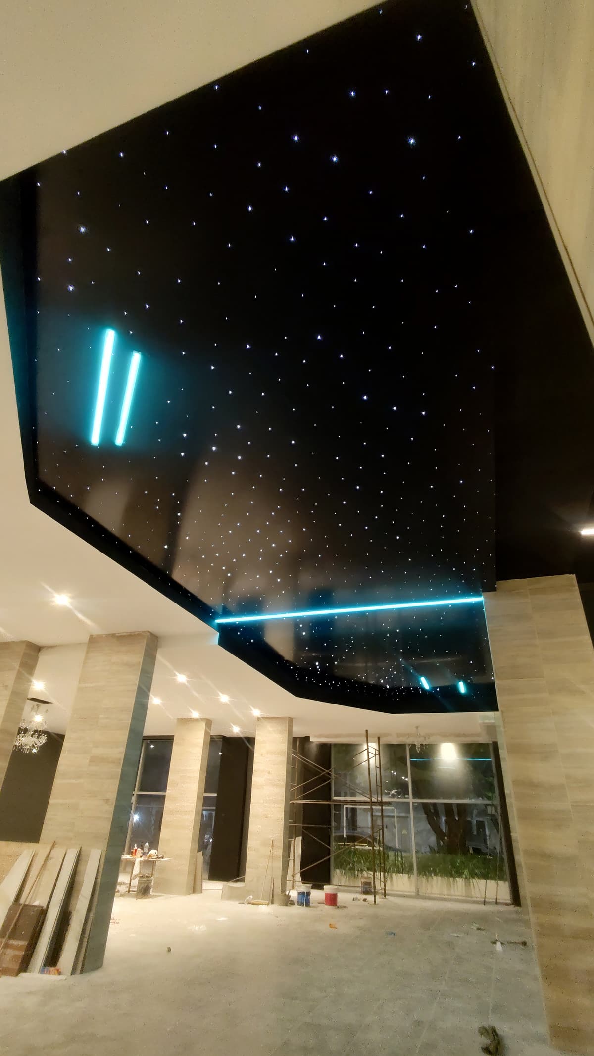 Cielorrasos tensados con estrellas y lineas led