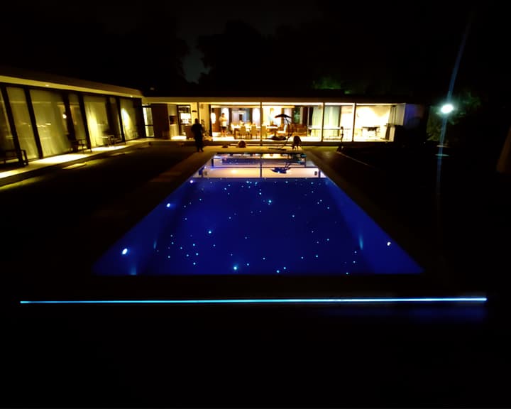 Piscina con fibra óptica