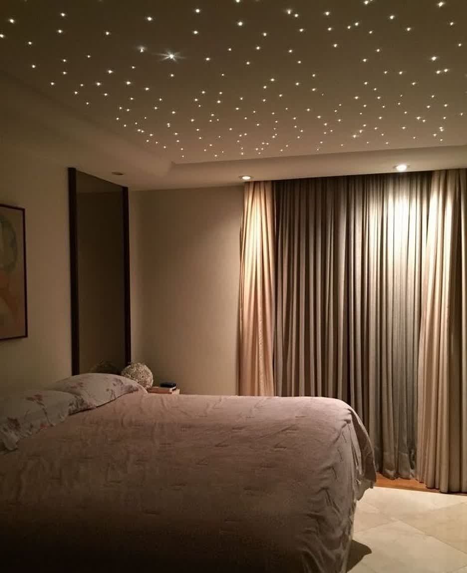 Dormitorio con cielo estrellado de fibra óptica