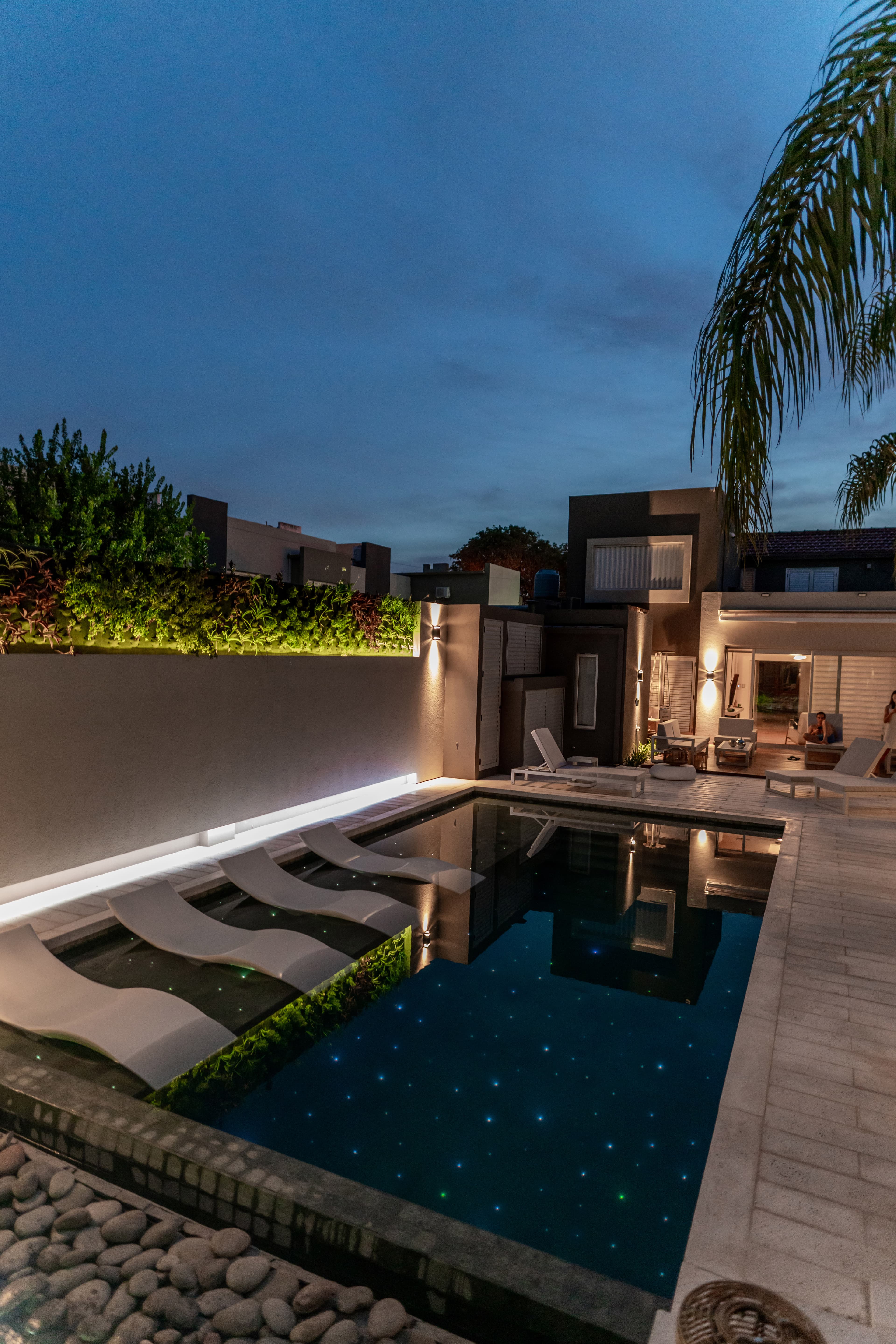Piscina con fibra óptica efecto cielo estrellado