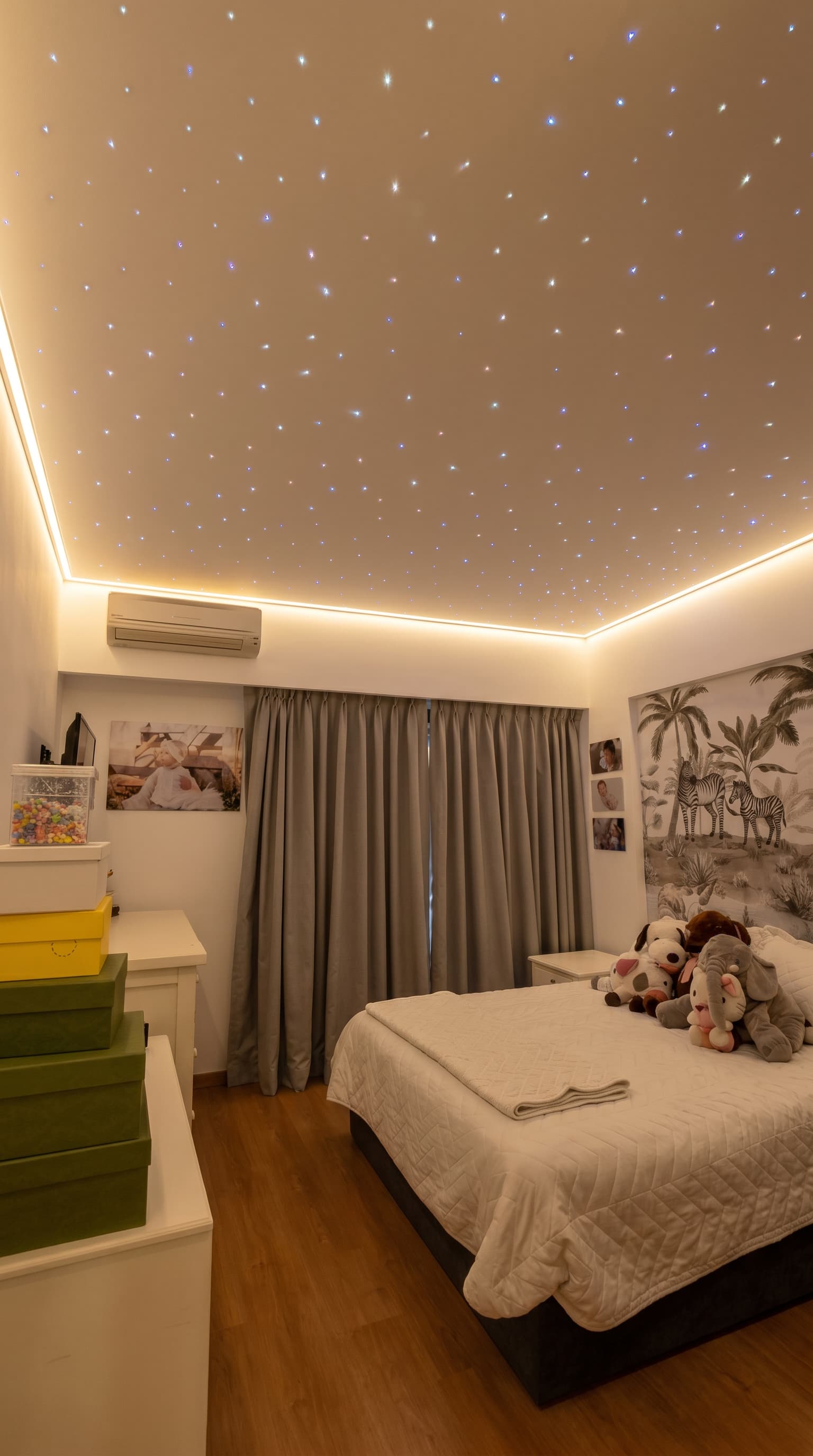 Cielo estrellado con fibra óptica en dormitorio