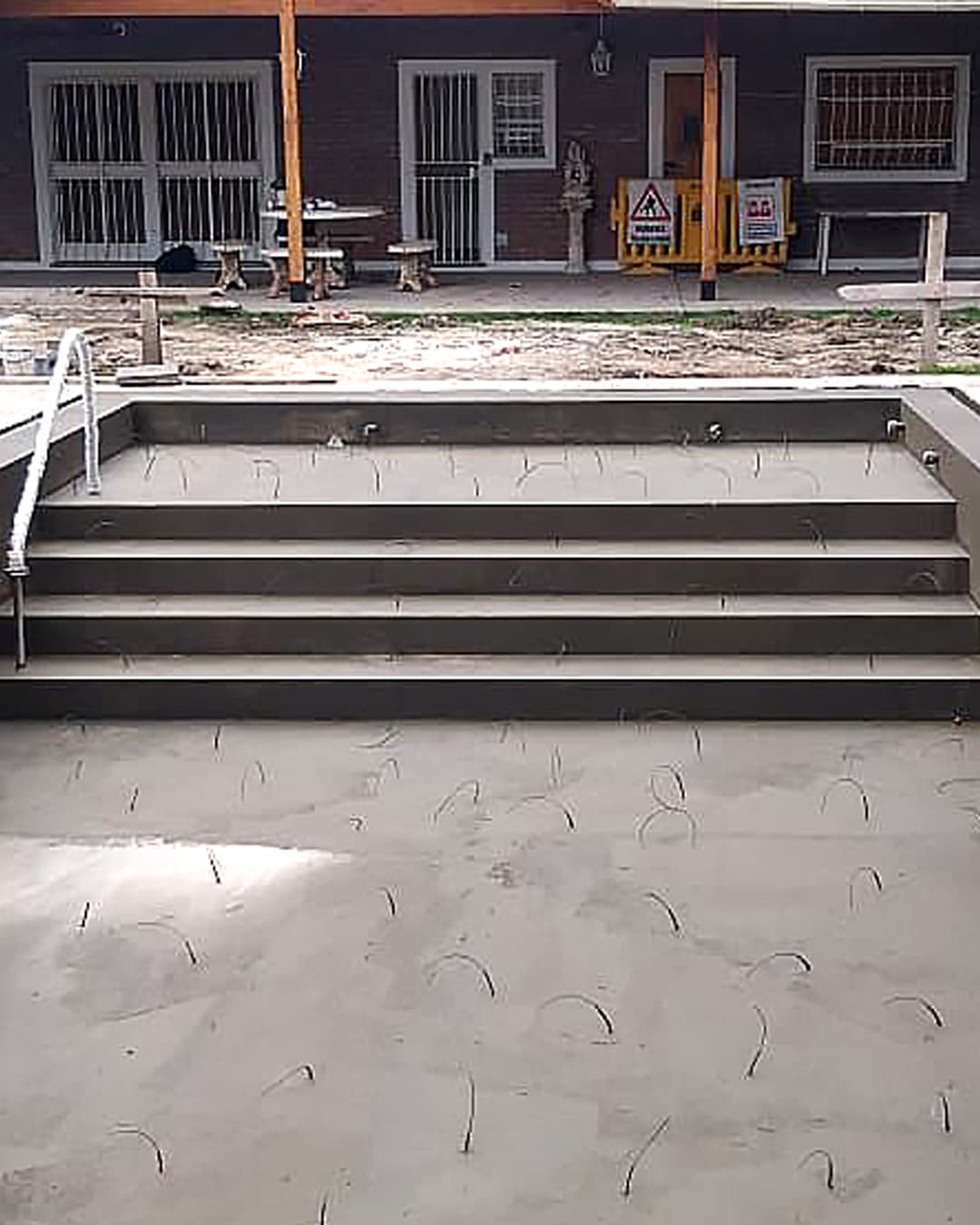Puntos de fibra óptica en piscina iluminada