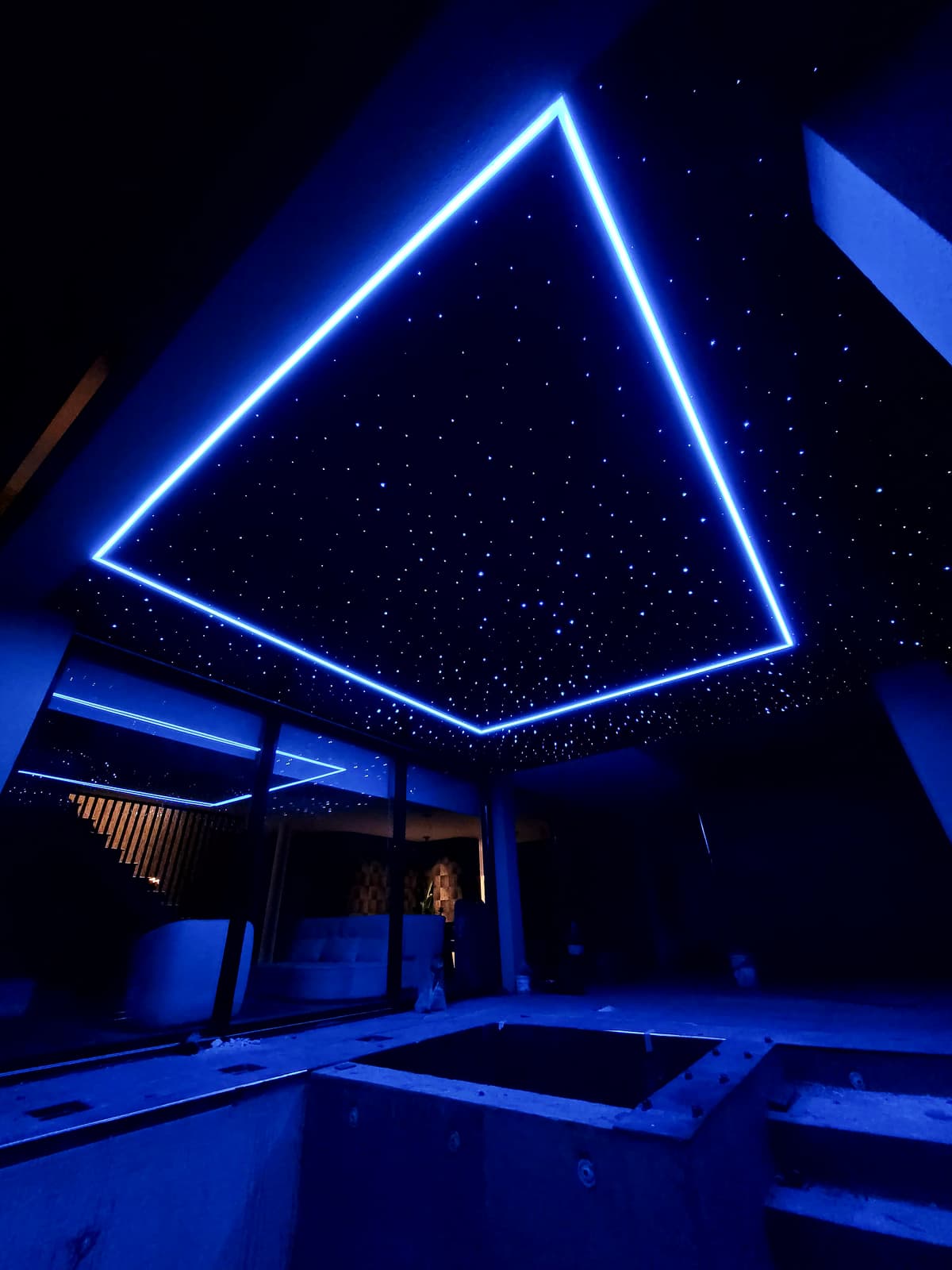 Cielorraso tensado con estrellas y líneas led