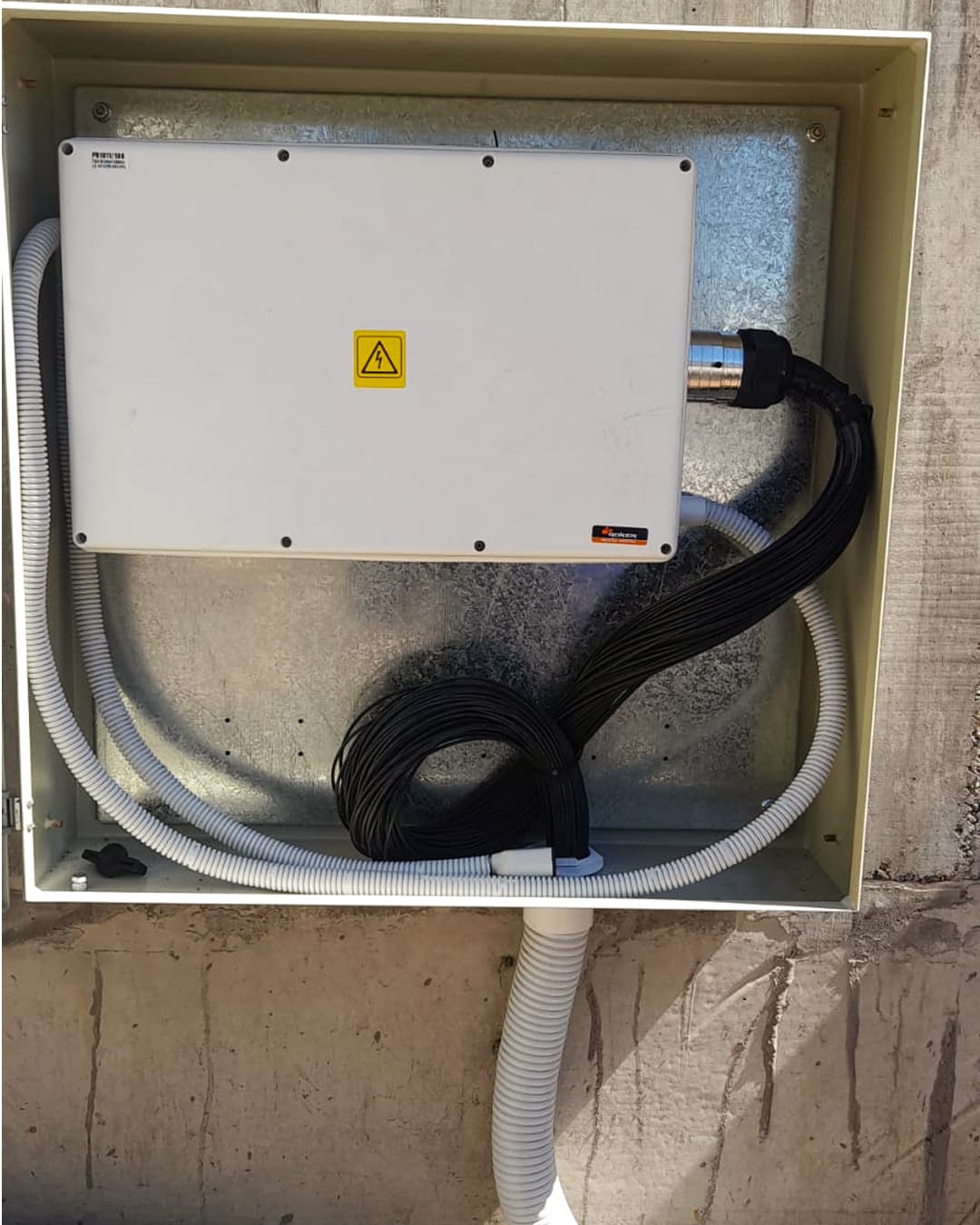 Piscina de hormigón preparada para fibra óptica