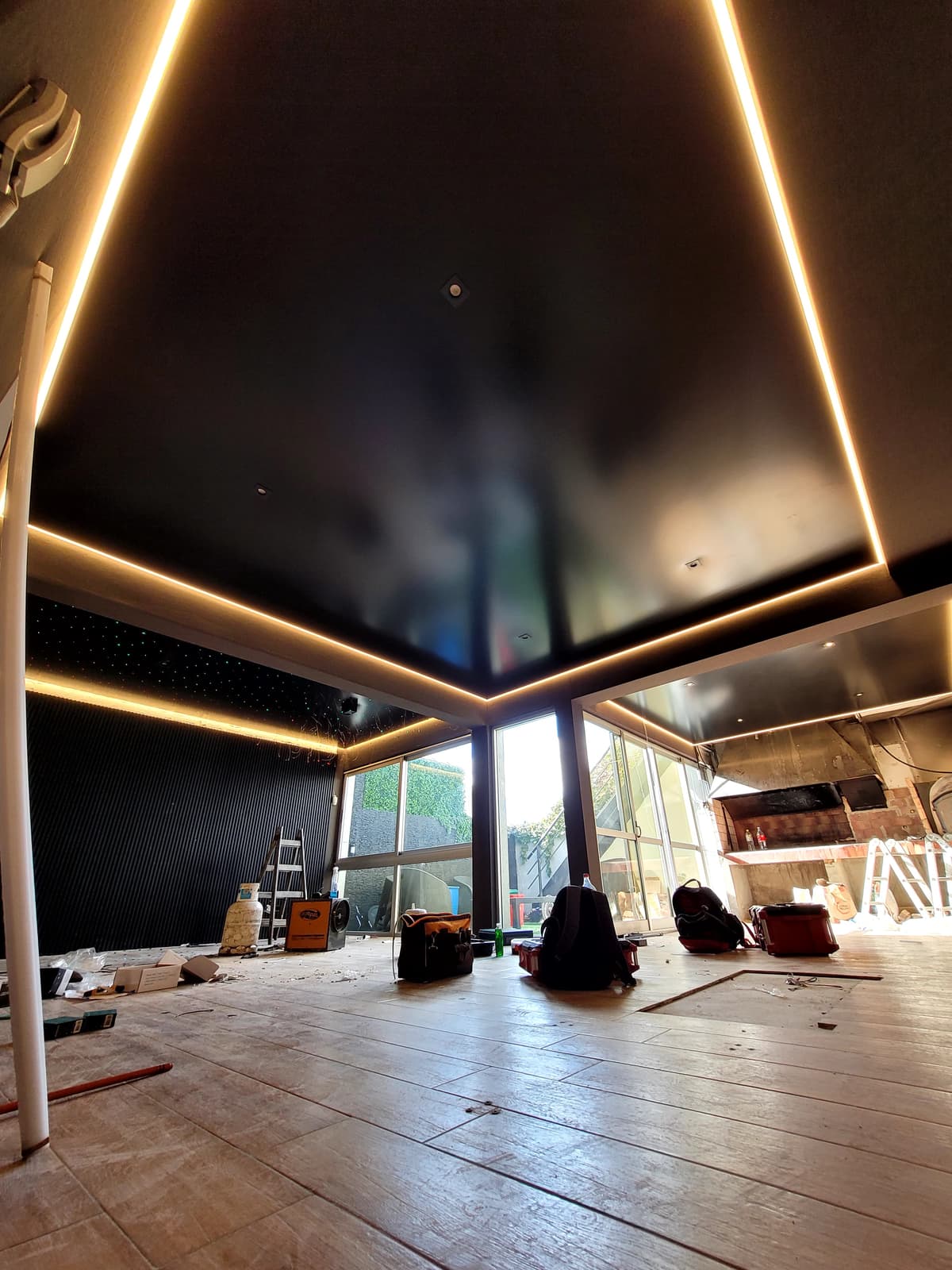Cielorraso tensado negro liso con led perimetral