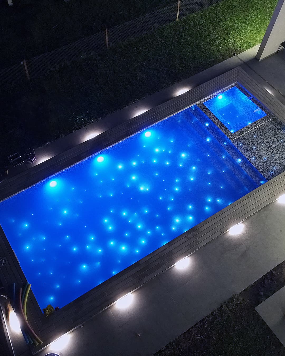 Piscina con fibra óptica
