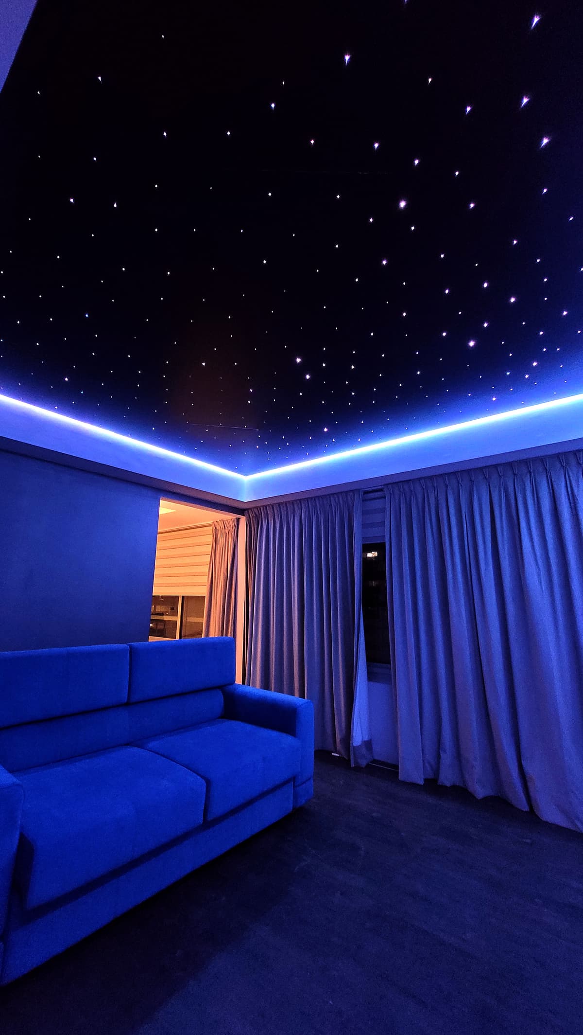 Cielorraso tensado con estrellas y lineas led perimetrales